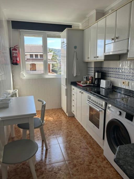 Playa De Berria -Apartamento Con Piscina Y Vistas Al Mar Santoña Εξωτερικό φωτογραφία